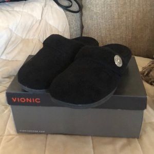 NWT- Vionic adjustable strap slippers.